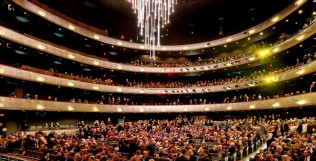 An audience gathers for a performance in the Winspear Opera House. Pohto by Nigel Young / Foster + Partners An audience gathers for a performance in the Winspear Opera House. Pohto by Nigel Young / Foster + Partners